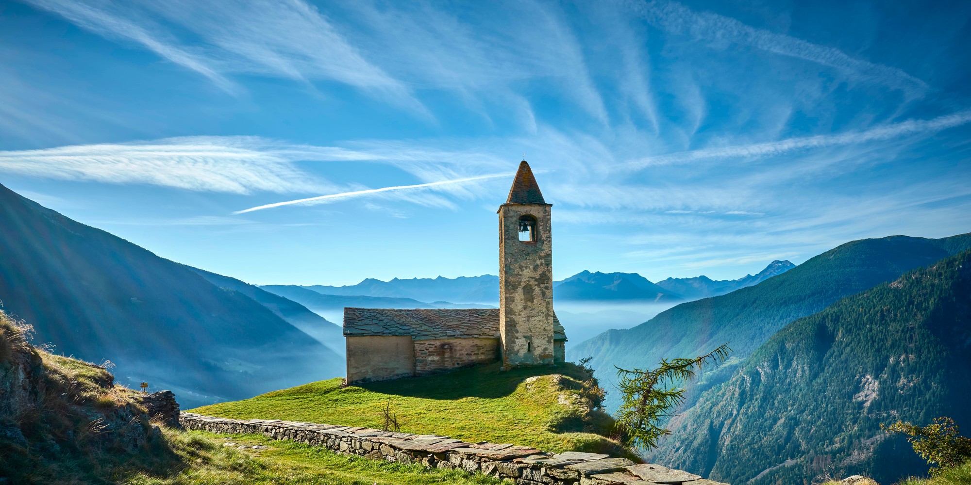 Bergkirche in den Schweizer Alpen